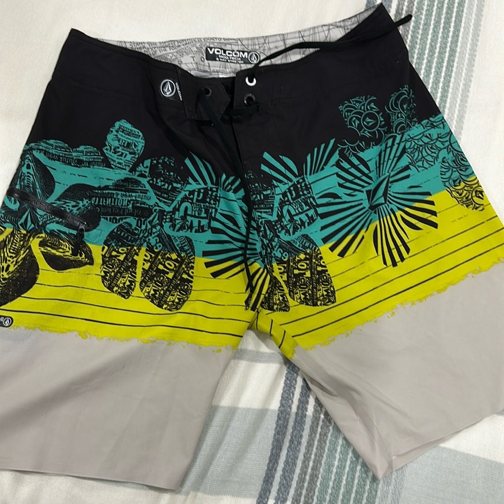 Volcom mod/tech board shorts